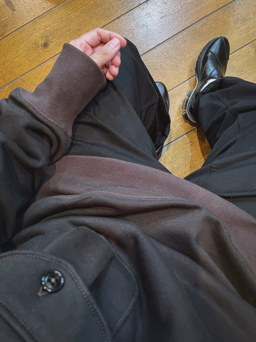 ブラック系のスウェット、ブラック系のパンツ、ブラック系のスニーカーを着用したメンズの秋コーディネートの3枚目の写真