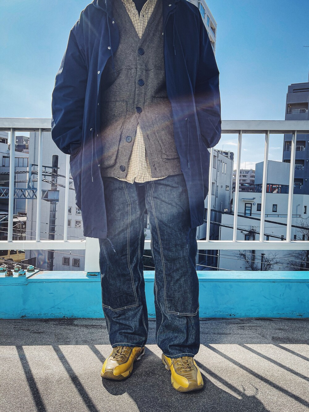 ブルー系のジャケット/アウター、ベージュ系のその他アウター、ベージュ系のシャツ/ブラウスを着用したメンズの冬コーディネートの3枚目の写真