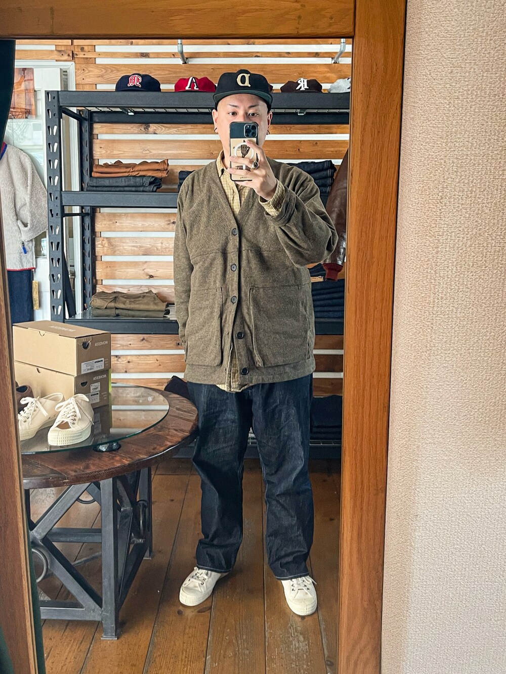 ベージュ系のシャツ/ブラウス、ベージュ系のその他アウター、ブラック系のその他アウターを着用したメンズの秋コーディネートの2枚目の写真