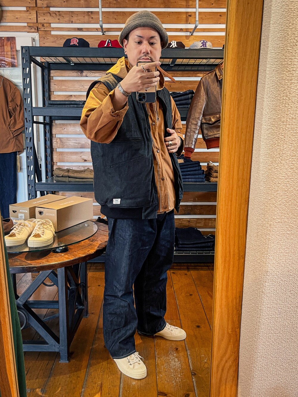 ブラウン系のナイロンジャケット、ブラウン系のジャケット/アウター、ベージュ系のシャツ/ブラウスを着用したメンズの秋コーディネートの2枚目の写真