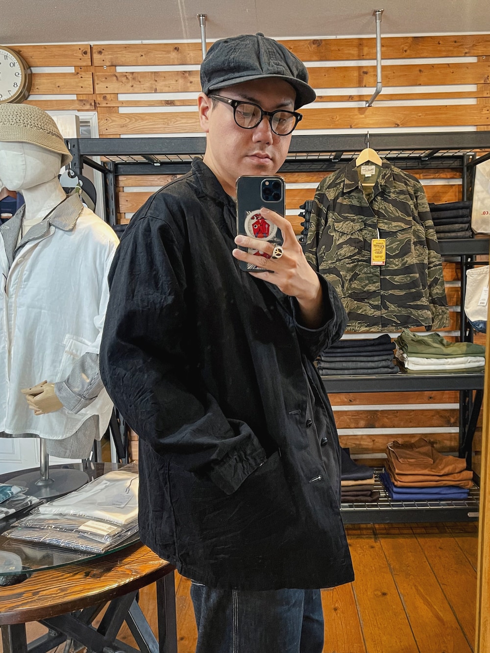 ホワイト系のTシャツ/カットソー、ブラック系のその他アウター、ブラック系のデニムジャケットを着用したメンズの春コーディネートの2枚目の写真