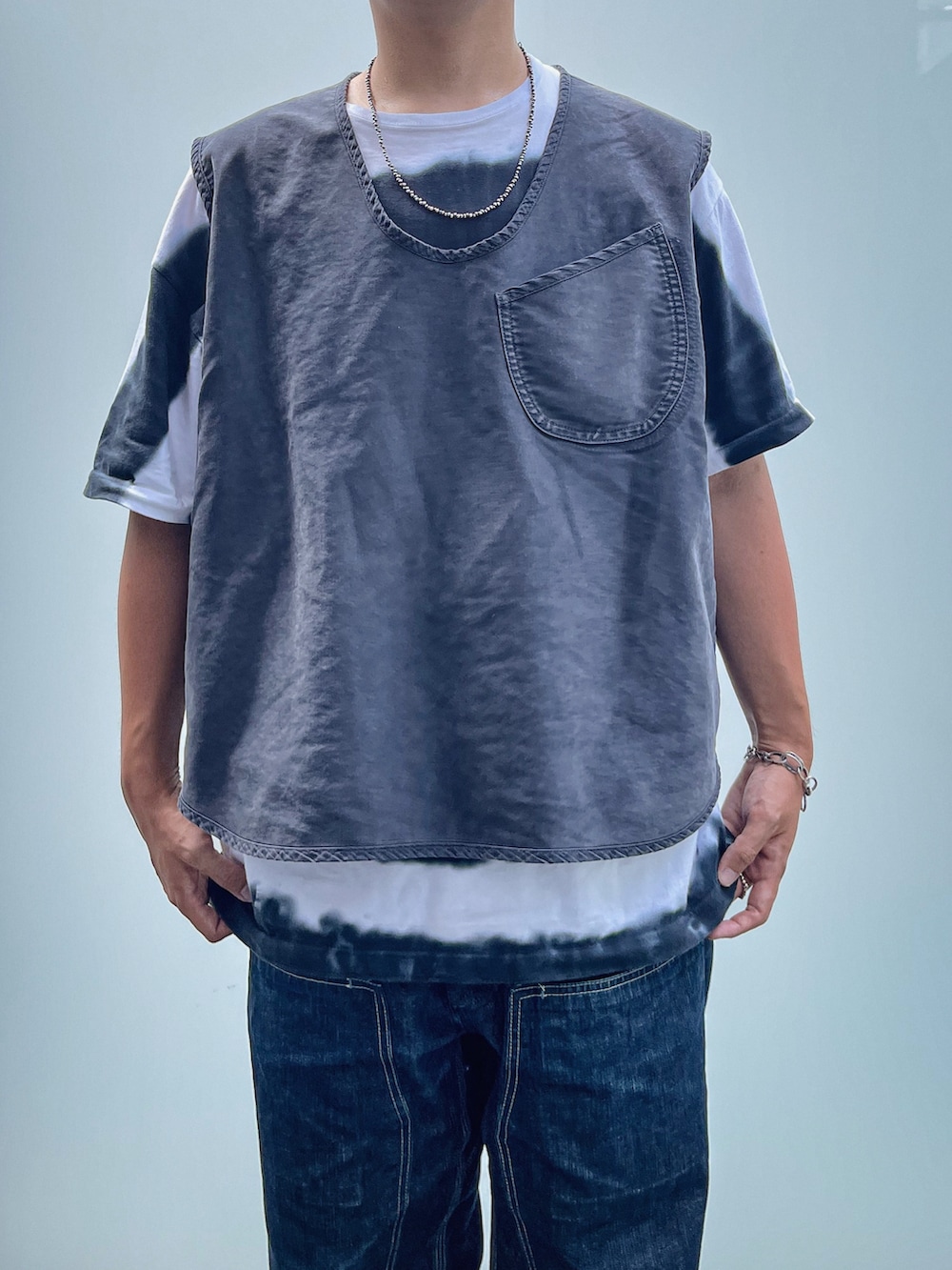 ブラック系のTシャツ/カットソー、ブラック系のその他アウター、ブルー系のデニムパンツを着用したメンズの夏コーディネートの3枚目の写真