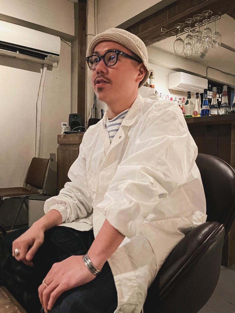 ブルー系のデニムジャケット、ホワイト系のTシャツ/カットソー、ベージュ系のハットを着用したメンズの春コーディネートの2枚目の写真