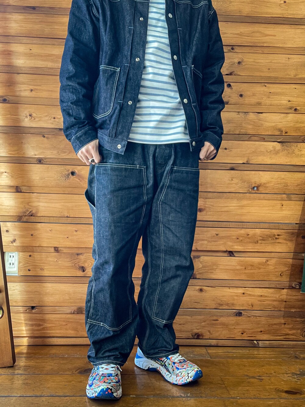 ブルー系のデニムジャケット、ホワイト系のTシャツ/カットソー、ベージュ系のキャップを着用したメンズの冬コーディネートの2枚目の写真