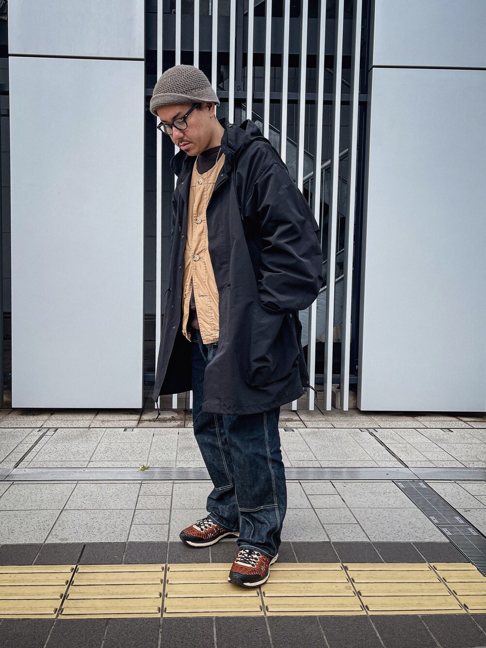 ブラック系のその他アウター、ベージュ系のその他アウター、ブラック系のスウェットを着用したメンズの春コーディネートの3枚目の写真