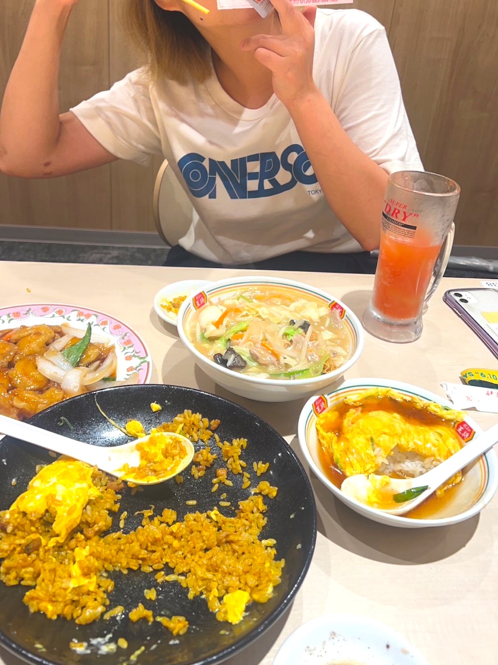 ホワイト系のTシャツ/カットソー、ブラック系のビーチサンダルを着用したレディースの夏コーディネートの2枚目の写真