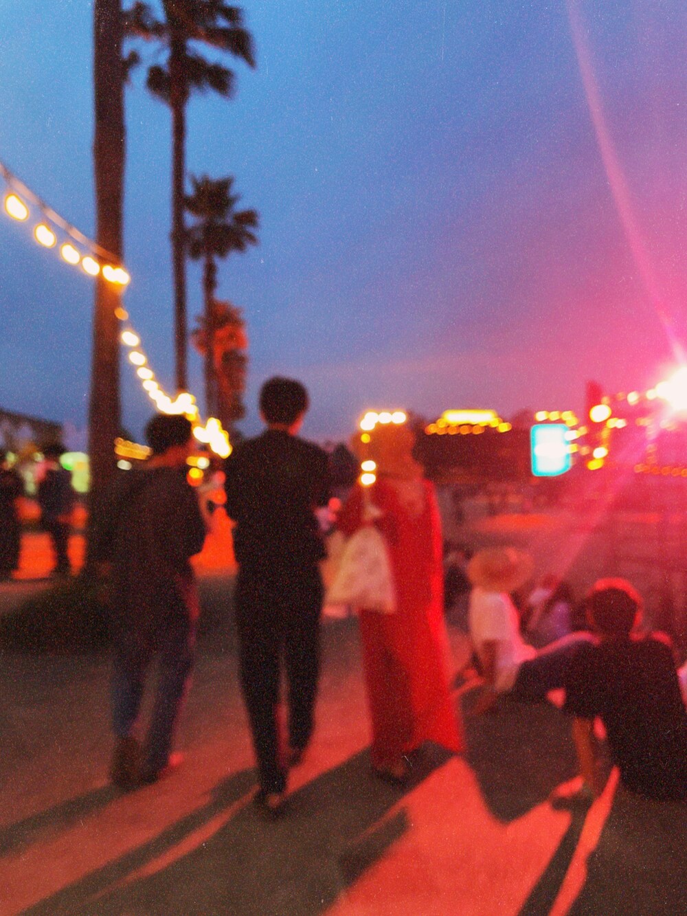 レッド系のワンピースを着用したレディースの夏コーディネートの2枚目の写真