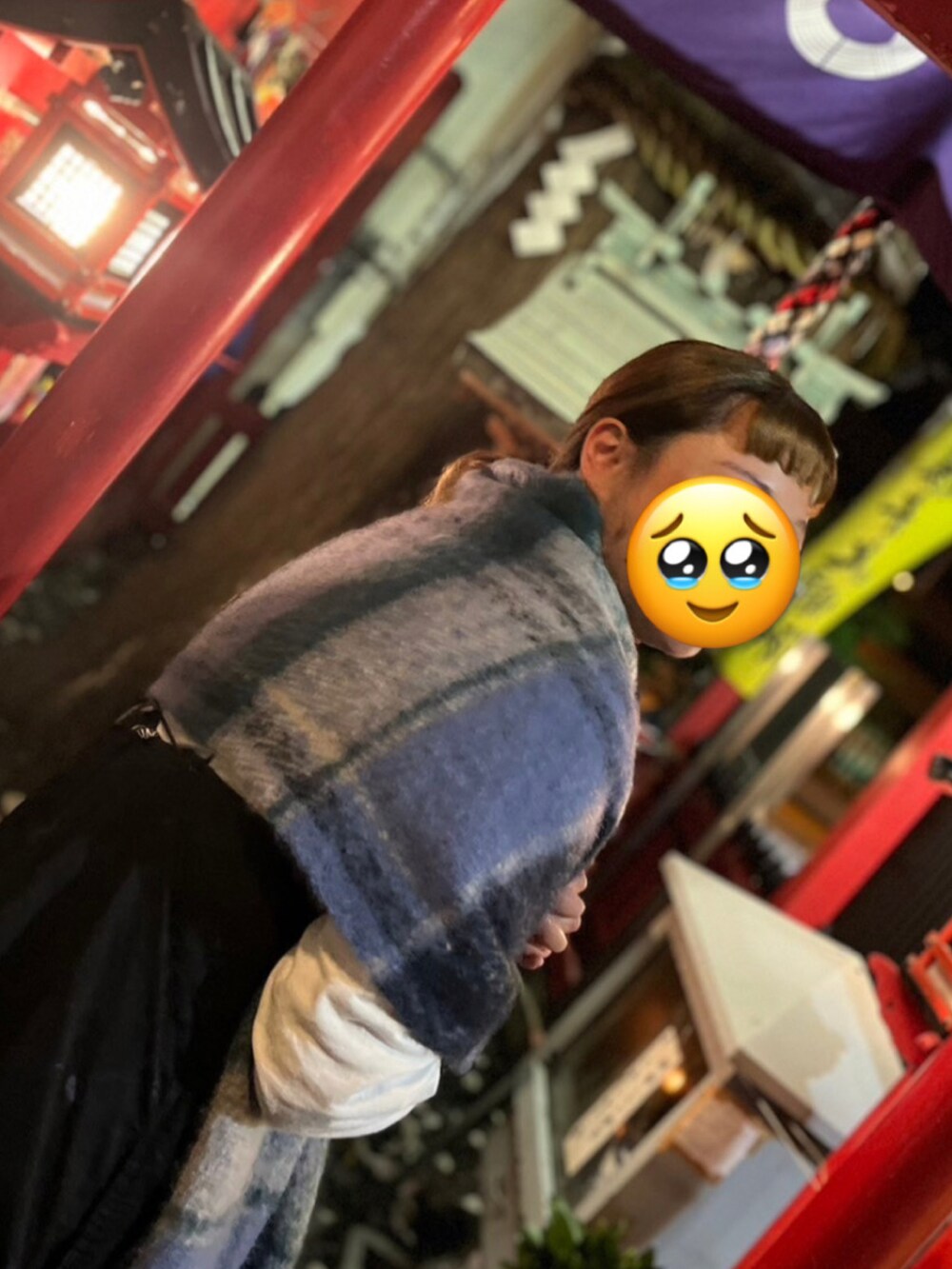 ブラック系のワンピース/ドレスを着用したレディースの秋コーディネートの2枚目の写真