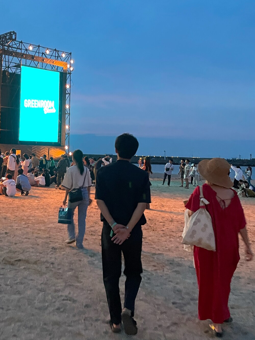 レッド系のワンピースを着用したレディースの夏コーディネートの3枚目の写真