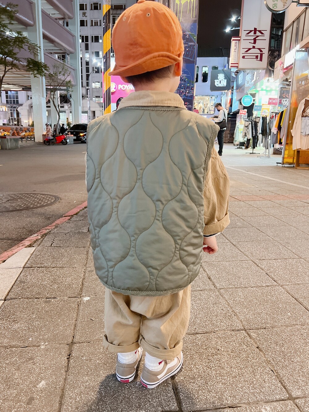 ブラウン系のスニーカー、ホワイト系のレッグウェアを着用したキッズの春コーディネートの2枚目の写真