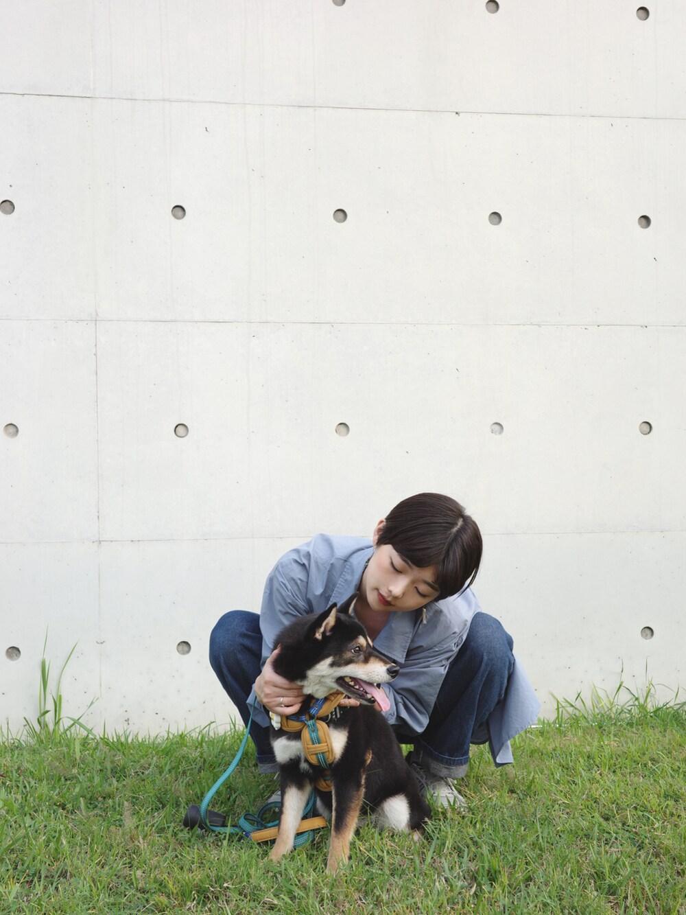 「Merie.q、mouggan、asics」｜「MEIER.Qのアイテム（シャツ/ブラウス、ブルー系）」を使った、Xiさん（レディース・163cm）の春コーディネートの2枚目の写真