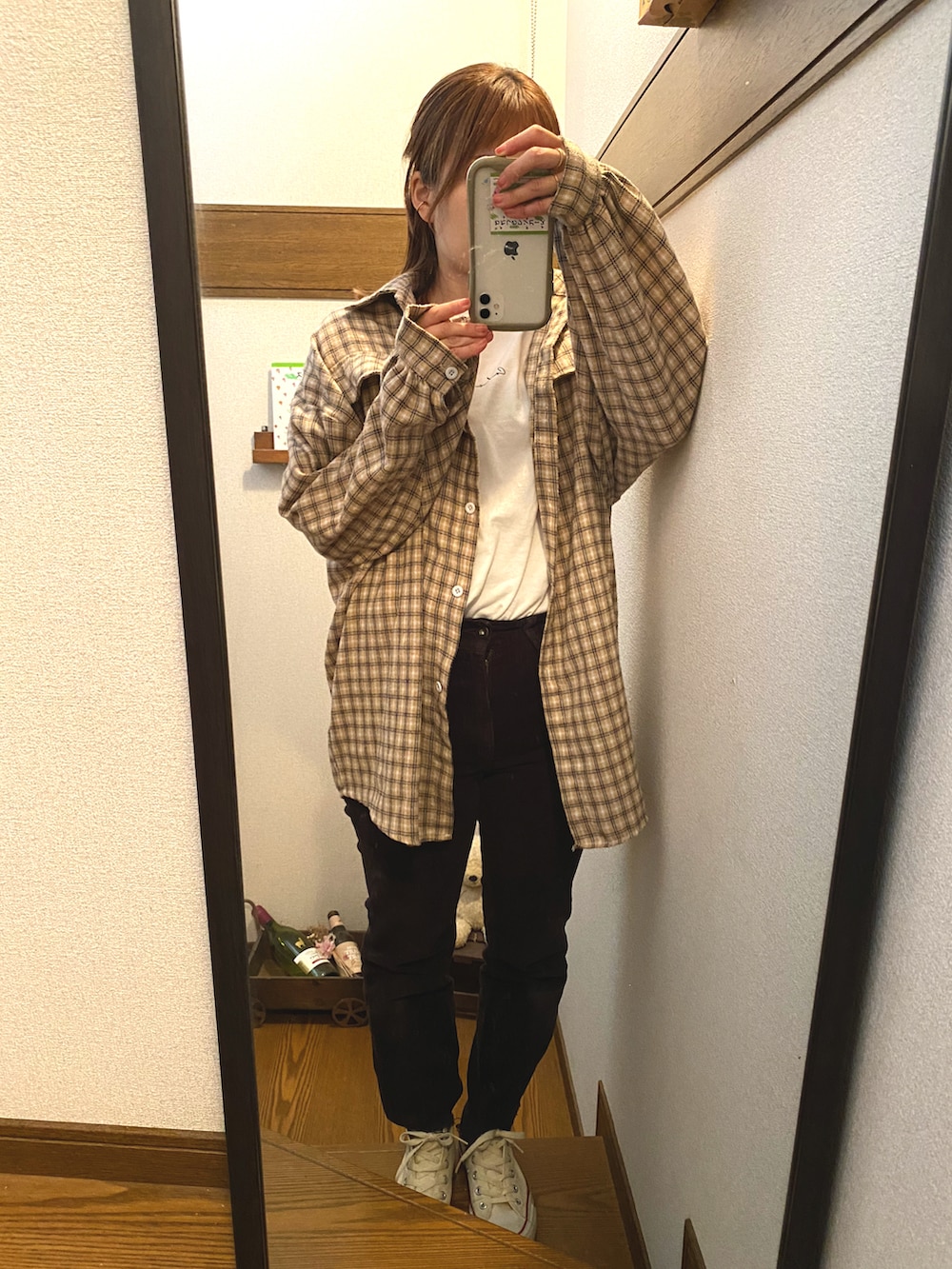 ブラウン系のその他パンツ、ベージュ系のシャツ/ブラウス、ホワイト系のTシャツ/カットソーを着用したレディースの秋コーディネートの2枚目の写真