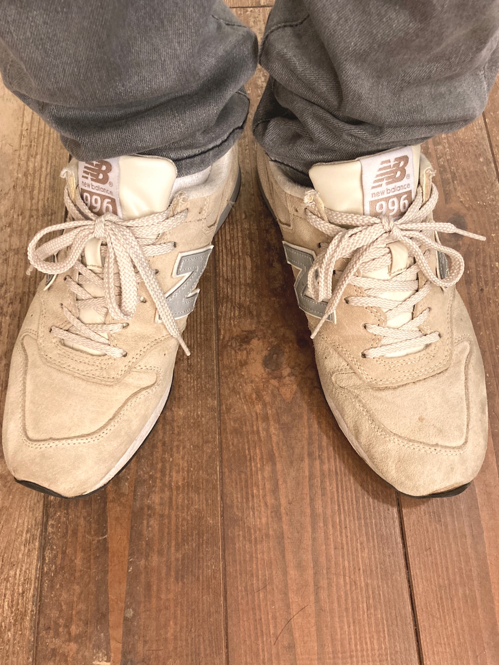 グレー系のデニムパンツ、ベージュ系のシャツ/ブラウス、ベージュ系のスニーカーを着用したメンズの冬コーディネートの3枚目の写真