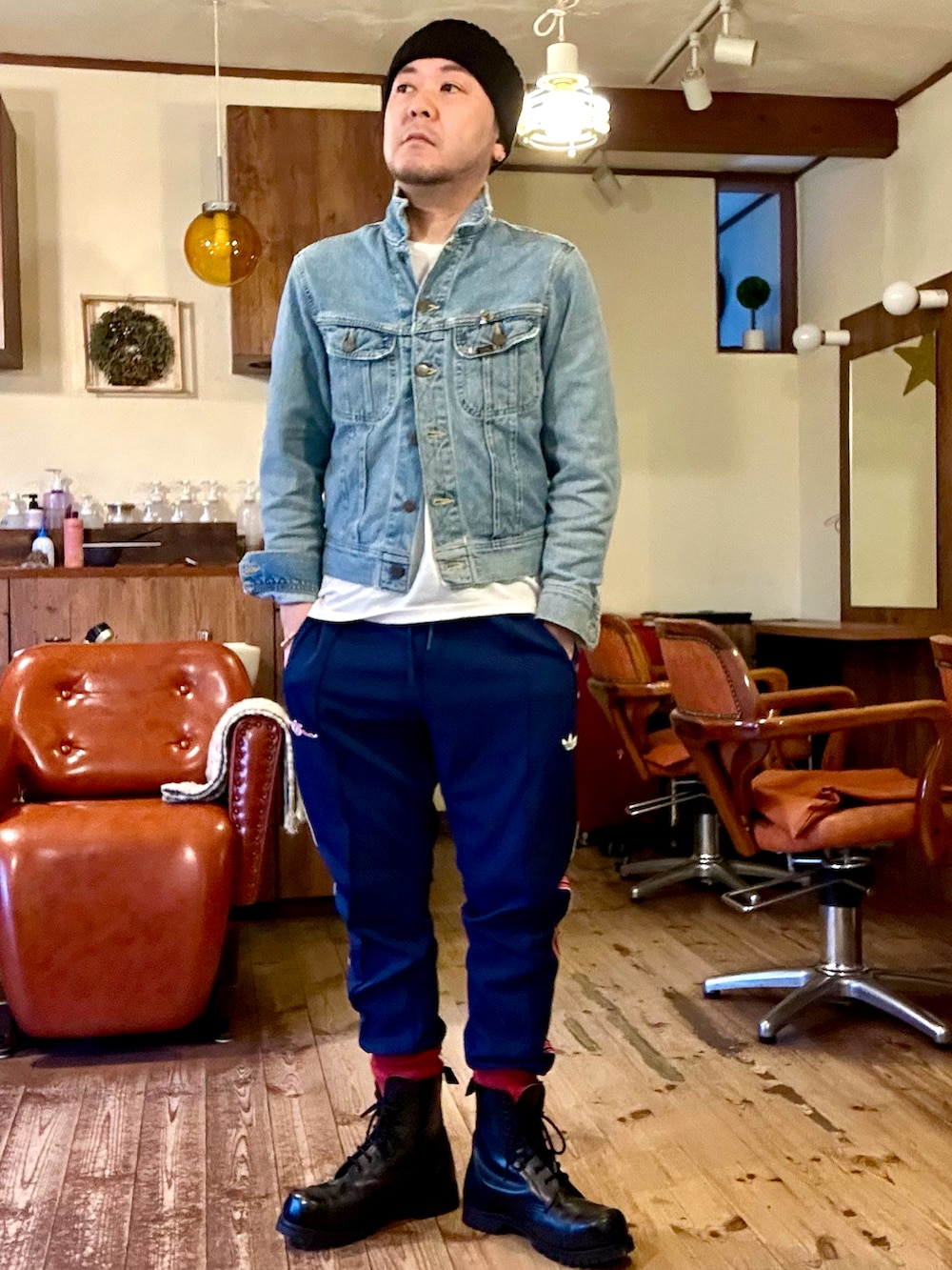 ブルー系のデニムジャケット、グリーン系のその他アウター、ブルー系のその他パンツを着用したメンズの春コーディネートの2枚目の写真