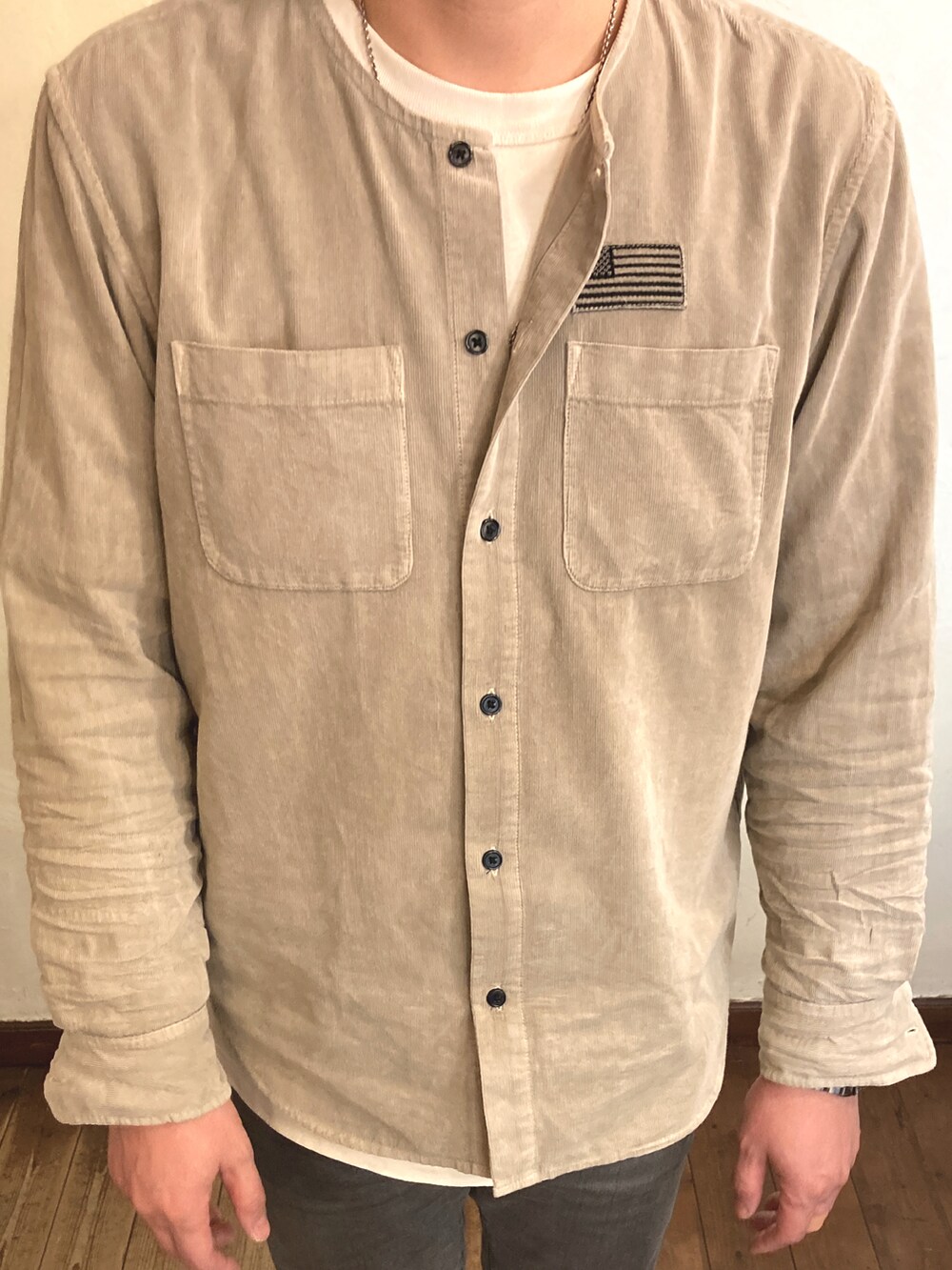 グレー系のデニムパンツ、ベージュ系のシャツ/ブラウス、ベージュ系のスニーカーを着用したメンズの冬コーディネートの2枚目の写真