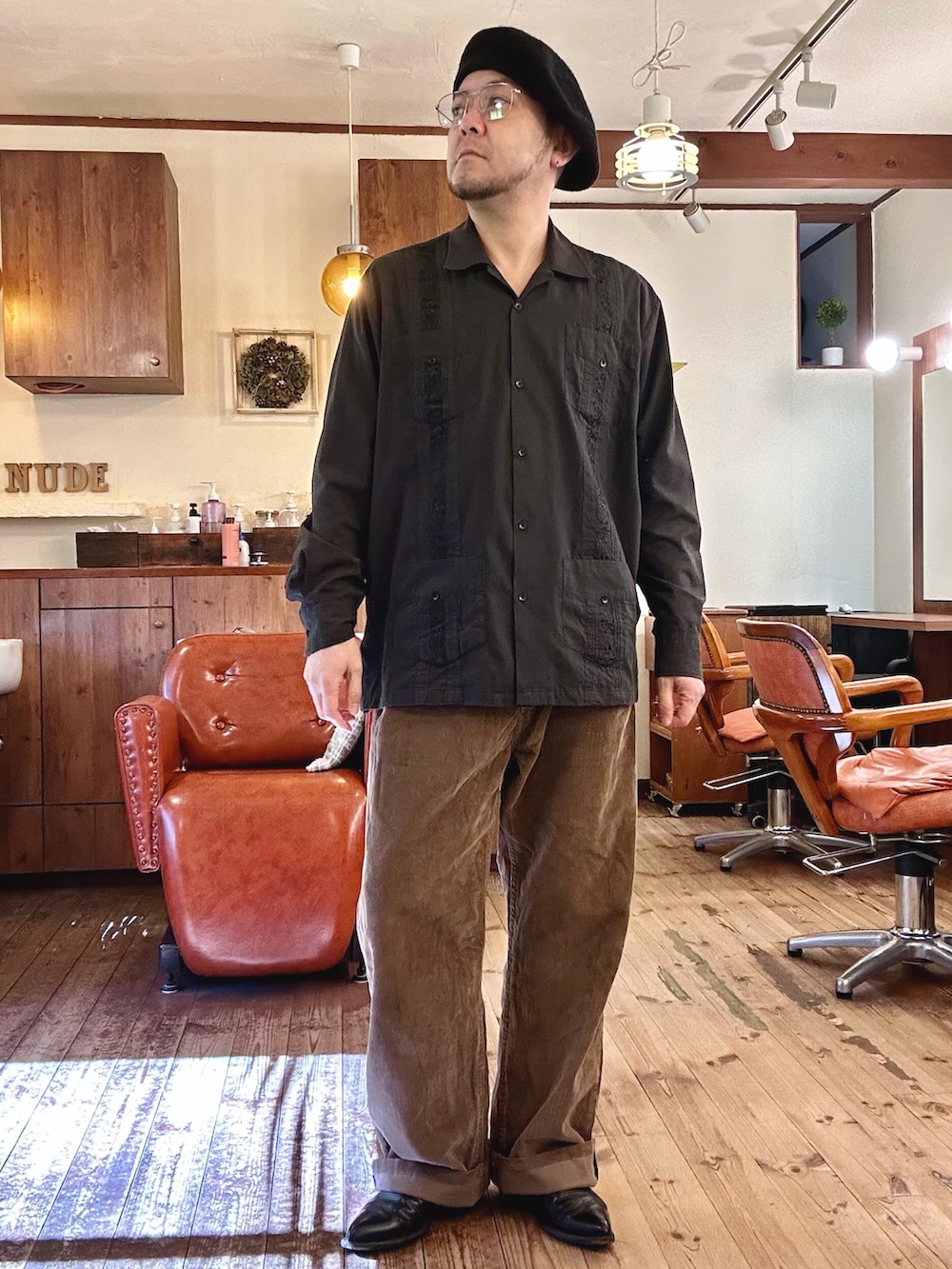 ブラウン系のその他パンツ、ブラック系のブーツ、ブラウン系のジャケット/アウターを着用したメンズの冬コーディネートの2枚目の写真