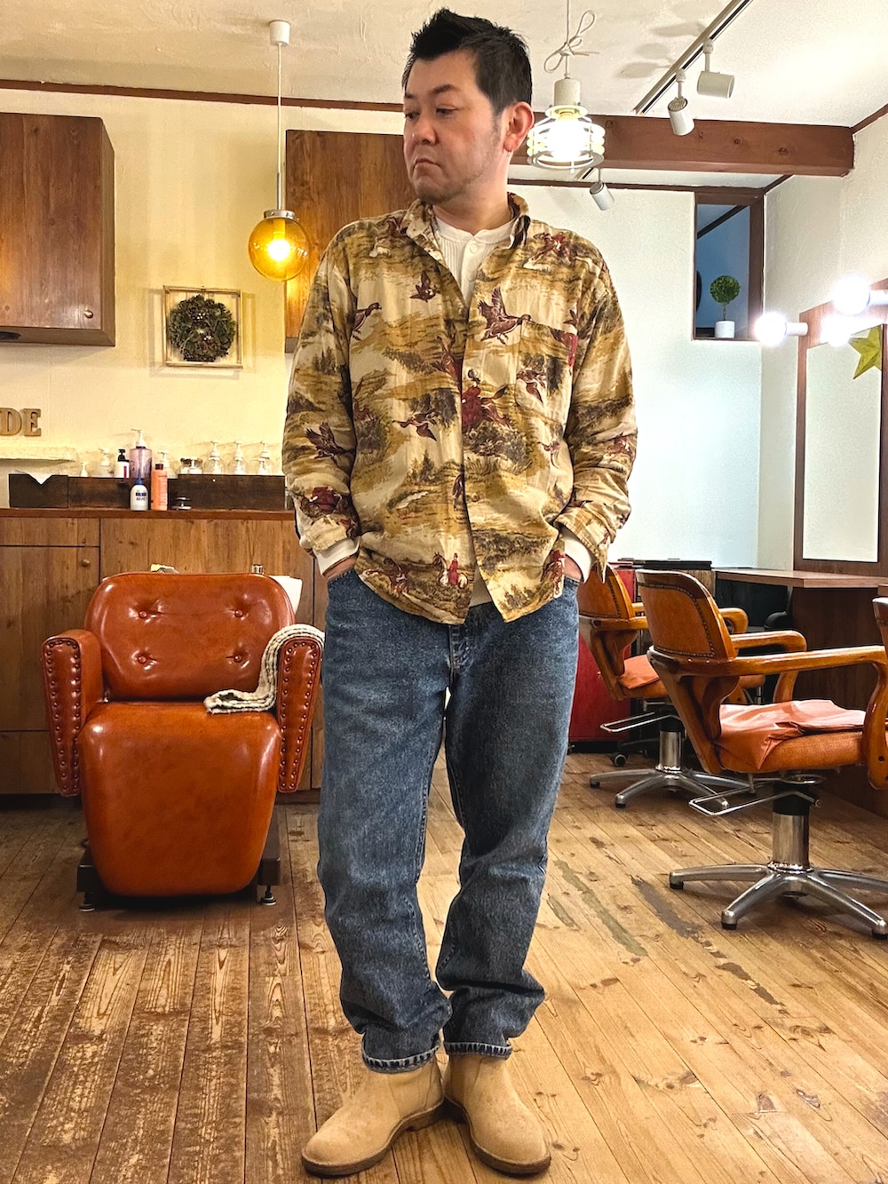 ベージュ系のシューズ、ブルー系のデニムパンツ、ブラウン系のジャケット/アウターを着用したメンズの冬コーディネートの2枚目の写真