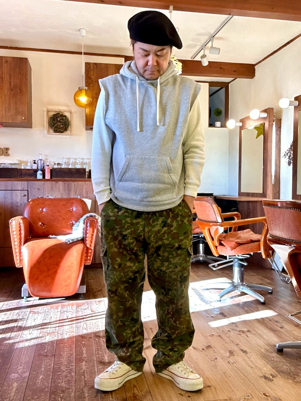 ホワイト系のスニーカー、グレー系のパーカー、ブラック系のMA-1を着用したメンズの冬コーディネートの2枚目の写真