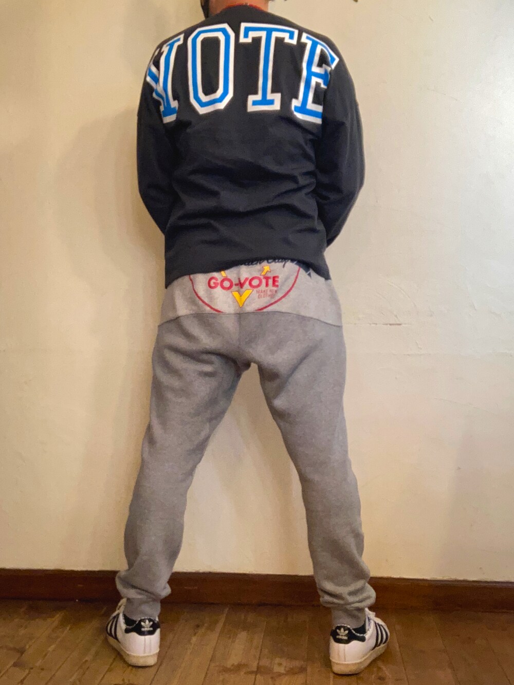 ブラウン系のその他アウター、ホワイト系のスニーカー、グレー系のスウェットパンツを着用したメンズの冬コーディネートの3枚目の写真