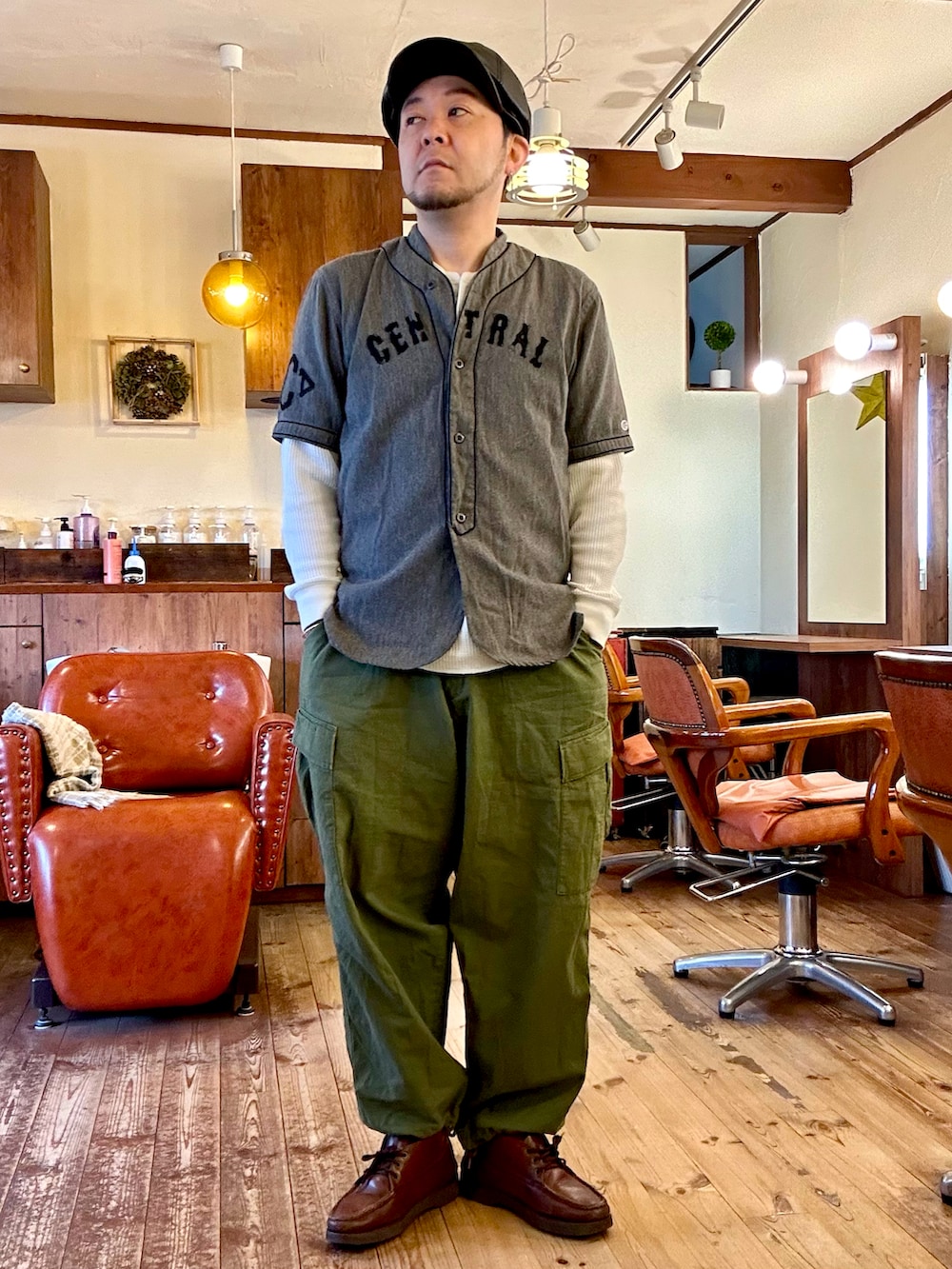 ブルー系のジャケット/アウター、グレー系のトップス、グリーン系のカーゴパンツを着用したメンズの春コーディネートの2枚目の写真