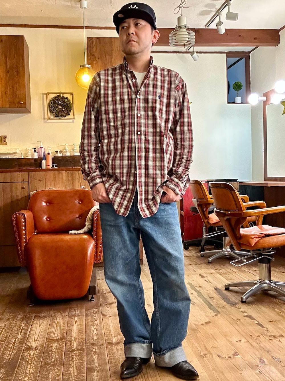 ブルー系のナイロンジャケット、その他のシャツ/ブラウス、ブルー系のデニムパンツを着用したメンズの春コーディネートの2枚目の写真