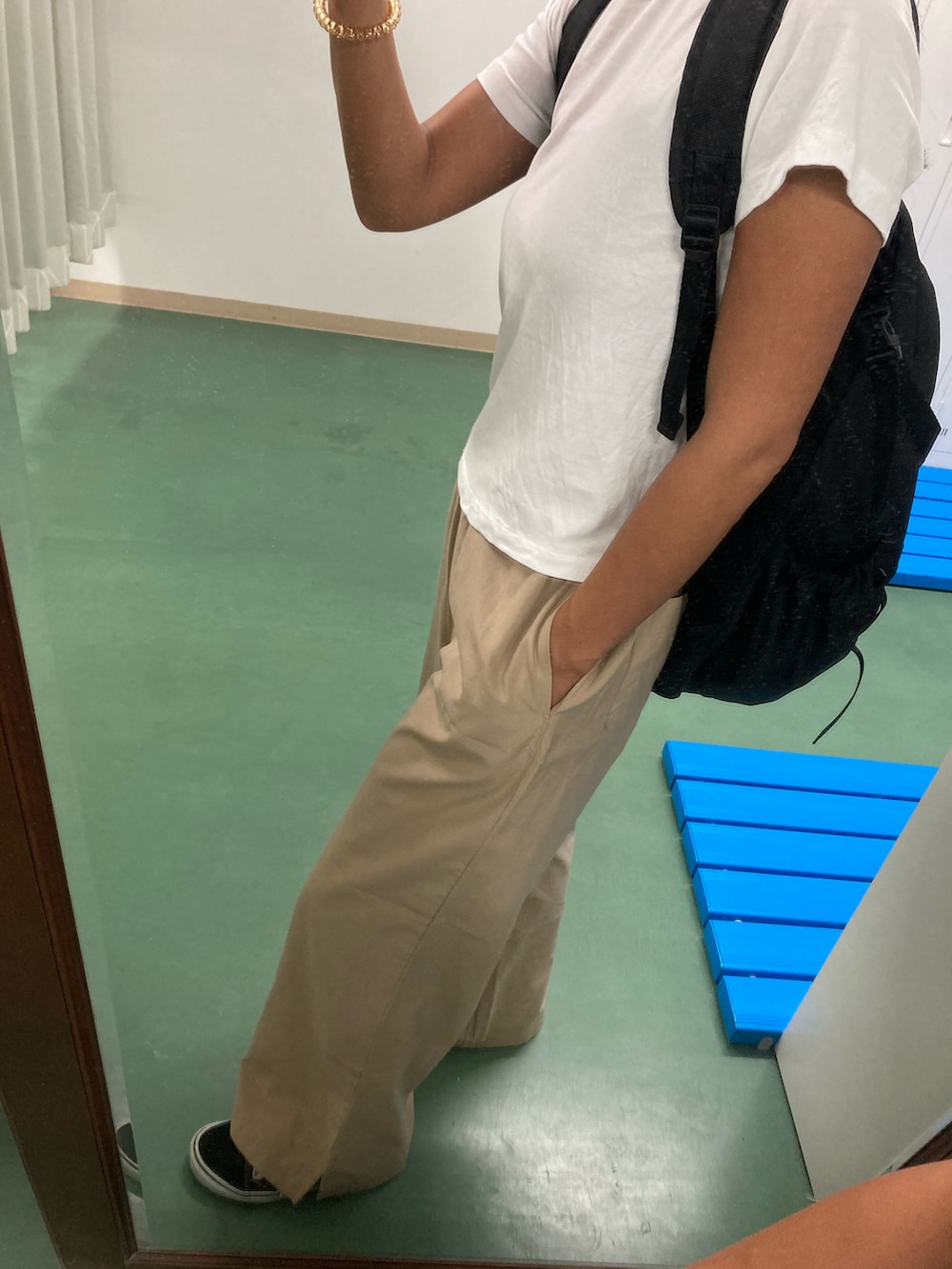 ホワイト系のTシャツ/カットソー、ベージュ系のその他パンツ、ブラック系のスニーカーを着用したレディースの夏コーディネートの2枚目の写真
