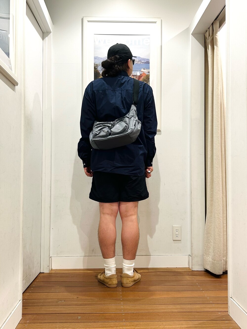 グレー系のショルダーバッグ、ブルー系のシャツ/ブラウス、ブラウン系のスニーカーを着用したメンズの秋コーディネートの4枚目の写真