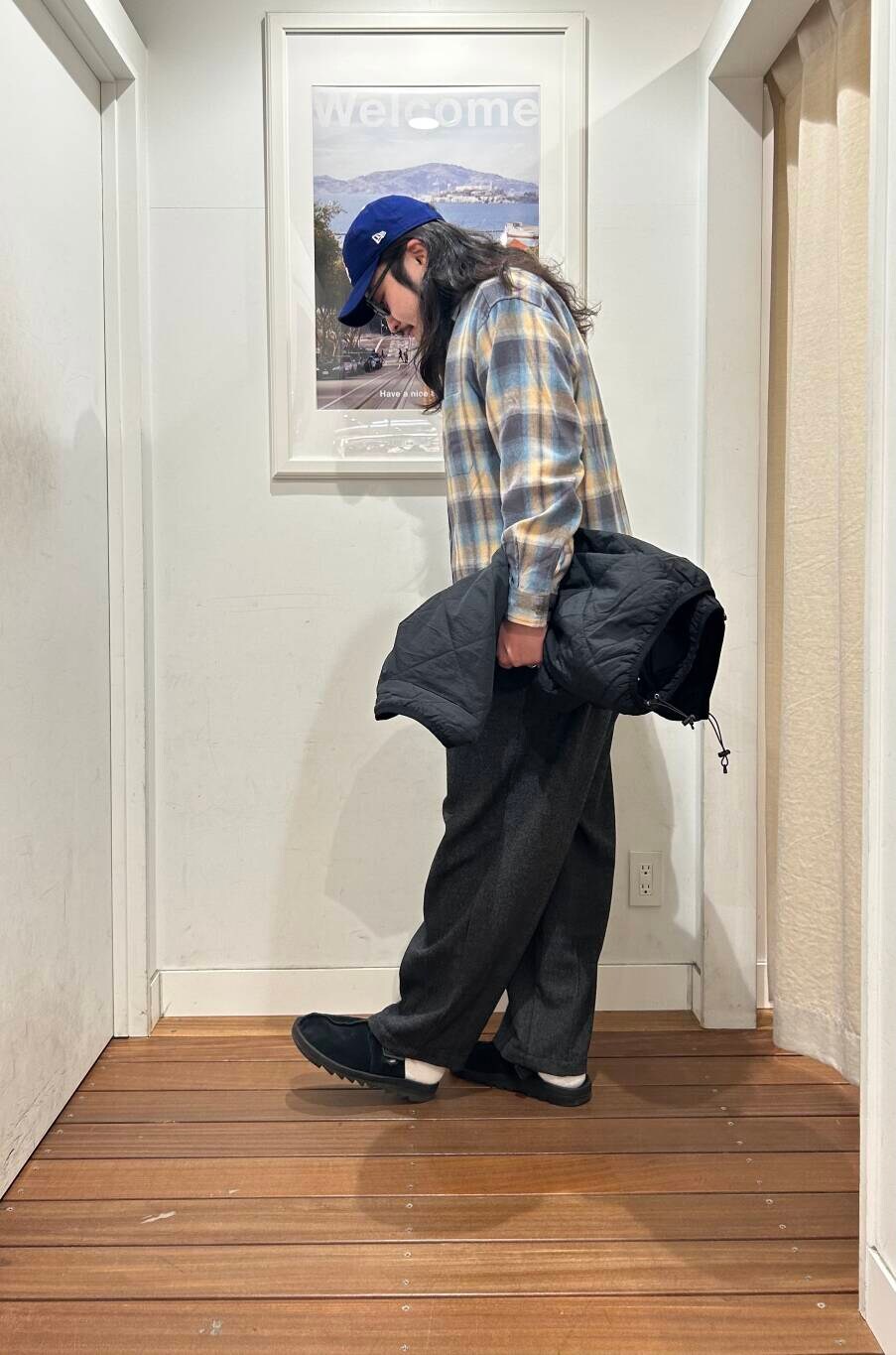 グレー系のシャツ/ブラウス、ブラック系のブルゾン、グレー系のスウェットを着用したメンズの冬コーディネートの2枚目の写真