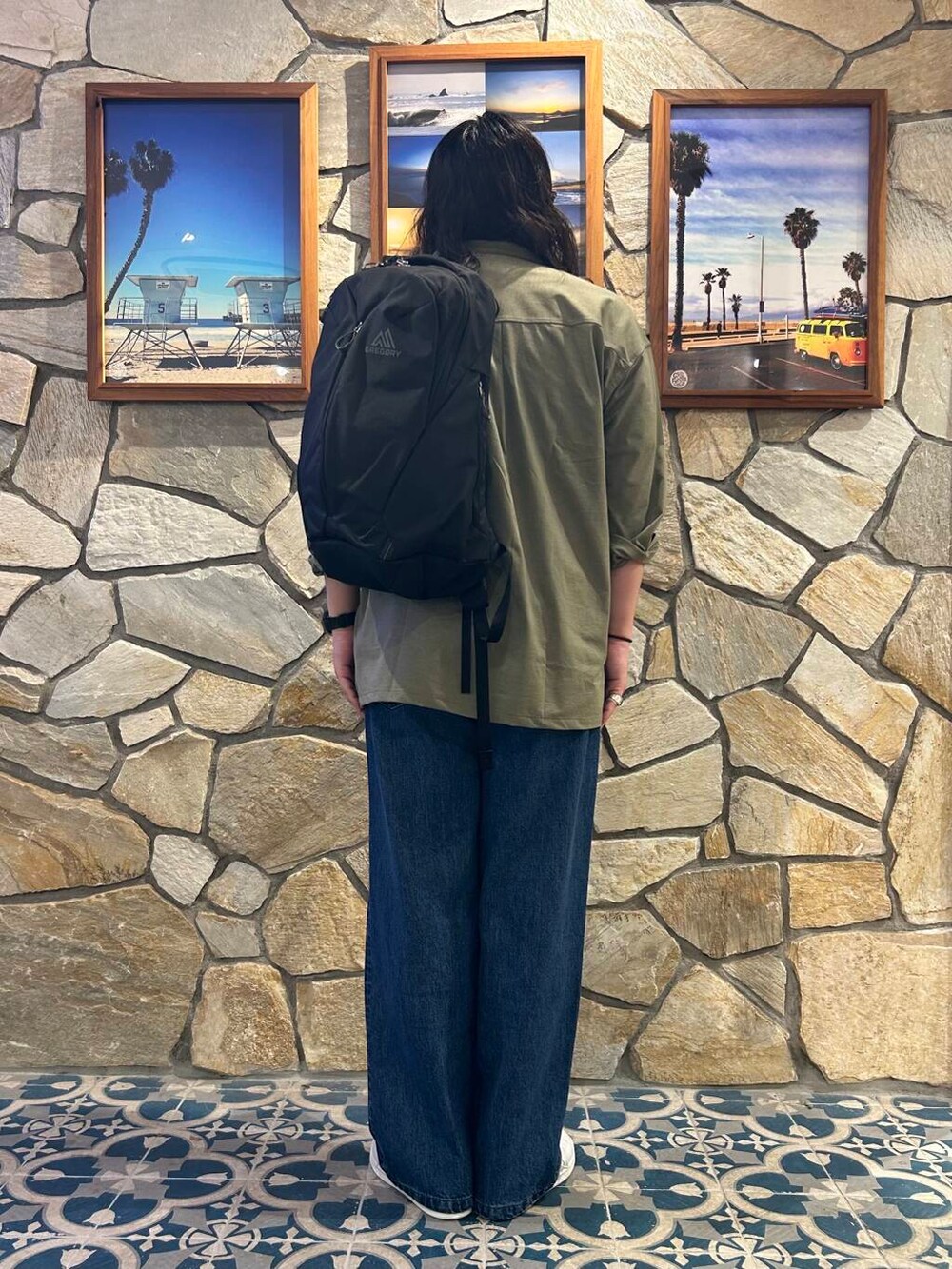 ホワイト系のスニーカー、グリーン系のシャツ/ブラウス、ブラック系のバックパック/リュックを着用したメンズの秋コーディネートの4枚目の写真