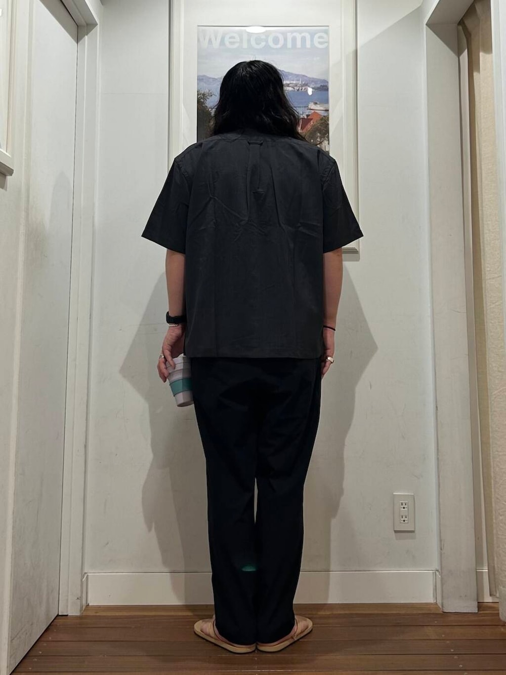 ベージュ系のサンダル、ブラック系のその他パンツ、ホワイト系のTシャツ/カットソーを着用したメンズの夏コーディネートの4枚目の写真
