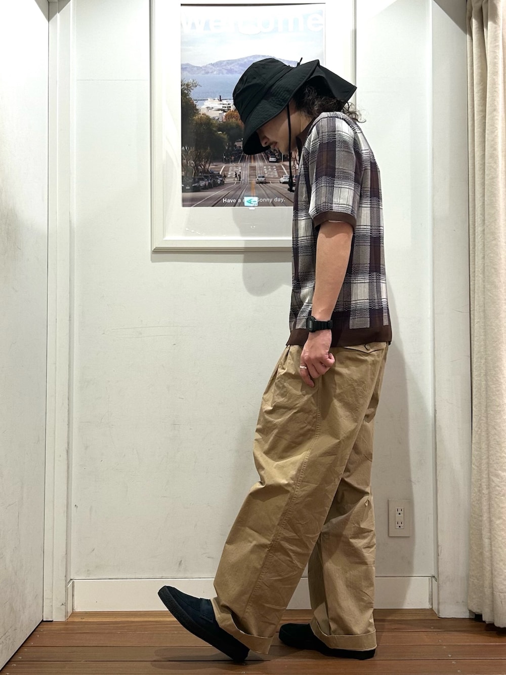 ベージュ系のその他パンツ、ホワイト系のTシャツ/カットソー、ブラウン系のニット/セーターを着用したメンズの春コーディネートの2枚目の写真