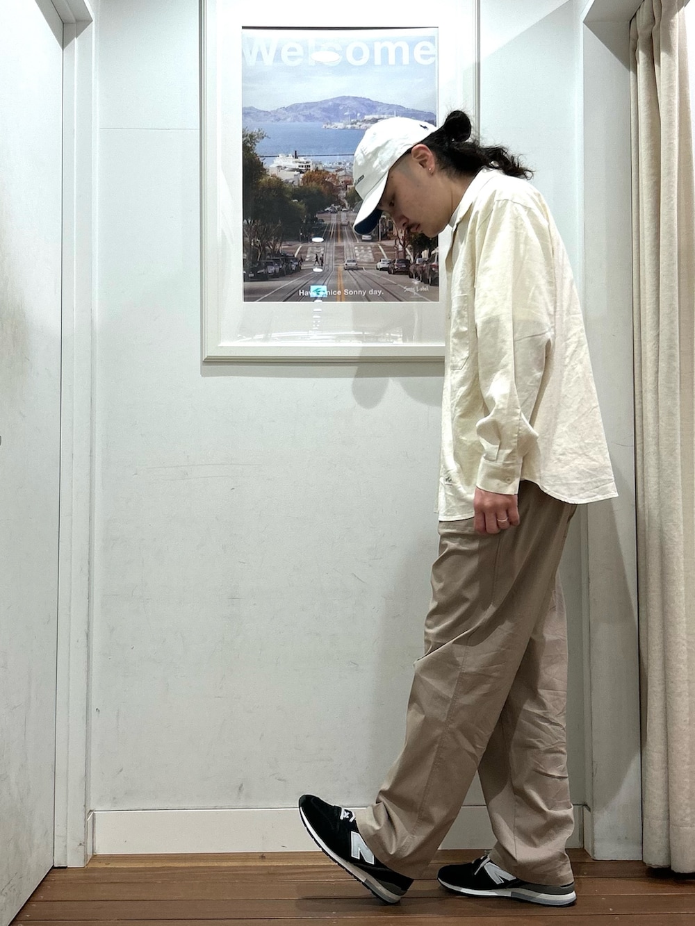 ベージュ系のその他パンツ、ブラック系のスニーカー、ホワイト系のシャツ/ブラウスを着用したメンズの春コーディネートの2枚目の写真