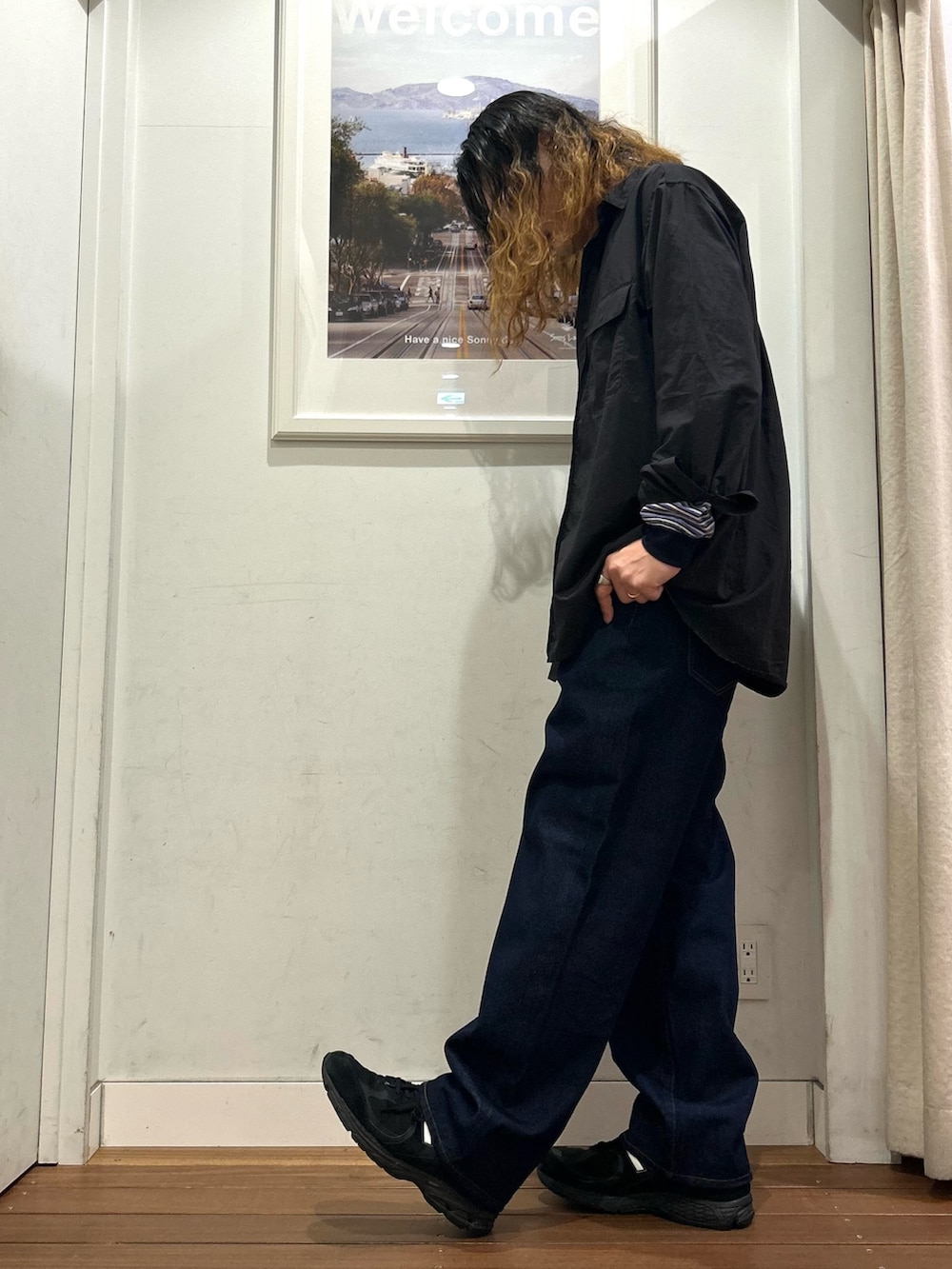 ブルー系のデニムパンツ、パープル系のTシャツ/カットソー、ホワイト系のタンクトップを着用したメンズの秋コーディネートの2枚目の写真
