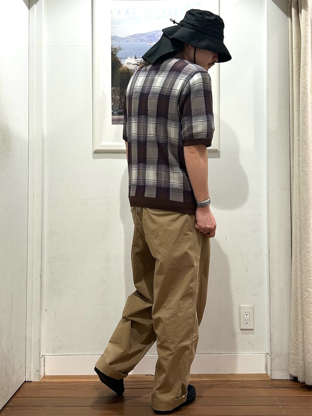 ベージュ系のその他パンツ、ホワイト系のTシャツ/カットソー、ブラウン系のニット/セーターを着用したメンズの春コーディネートの5枚目の写真