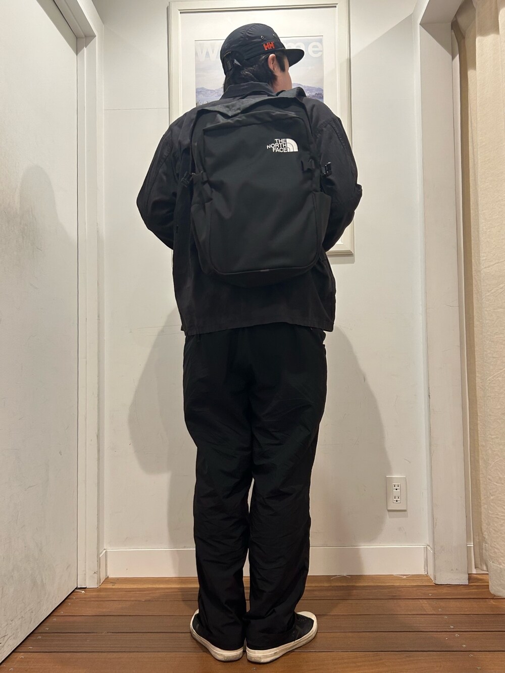 ブルー系のスウェット、ブラック系のパンツ、ブラック系のスニーカーを着用したメンズの春コーディネートの3枚目の写真