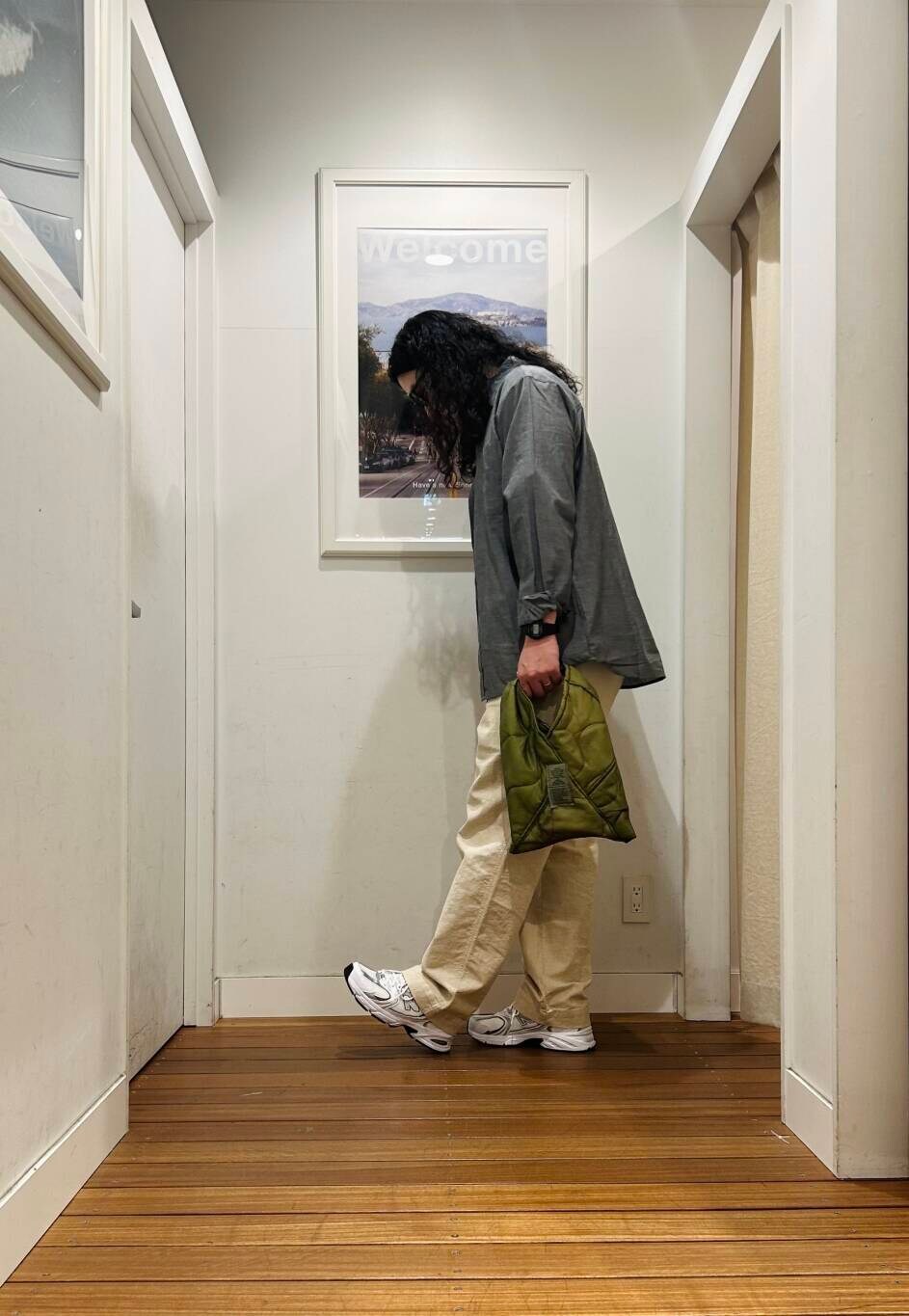 グリーン系のトートバッグ、ホワイト系のTシャツ/カットソー、ベージュ系のその他パンツを着用したメンズの春コーディネートの2枚目の写真