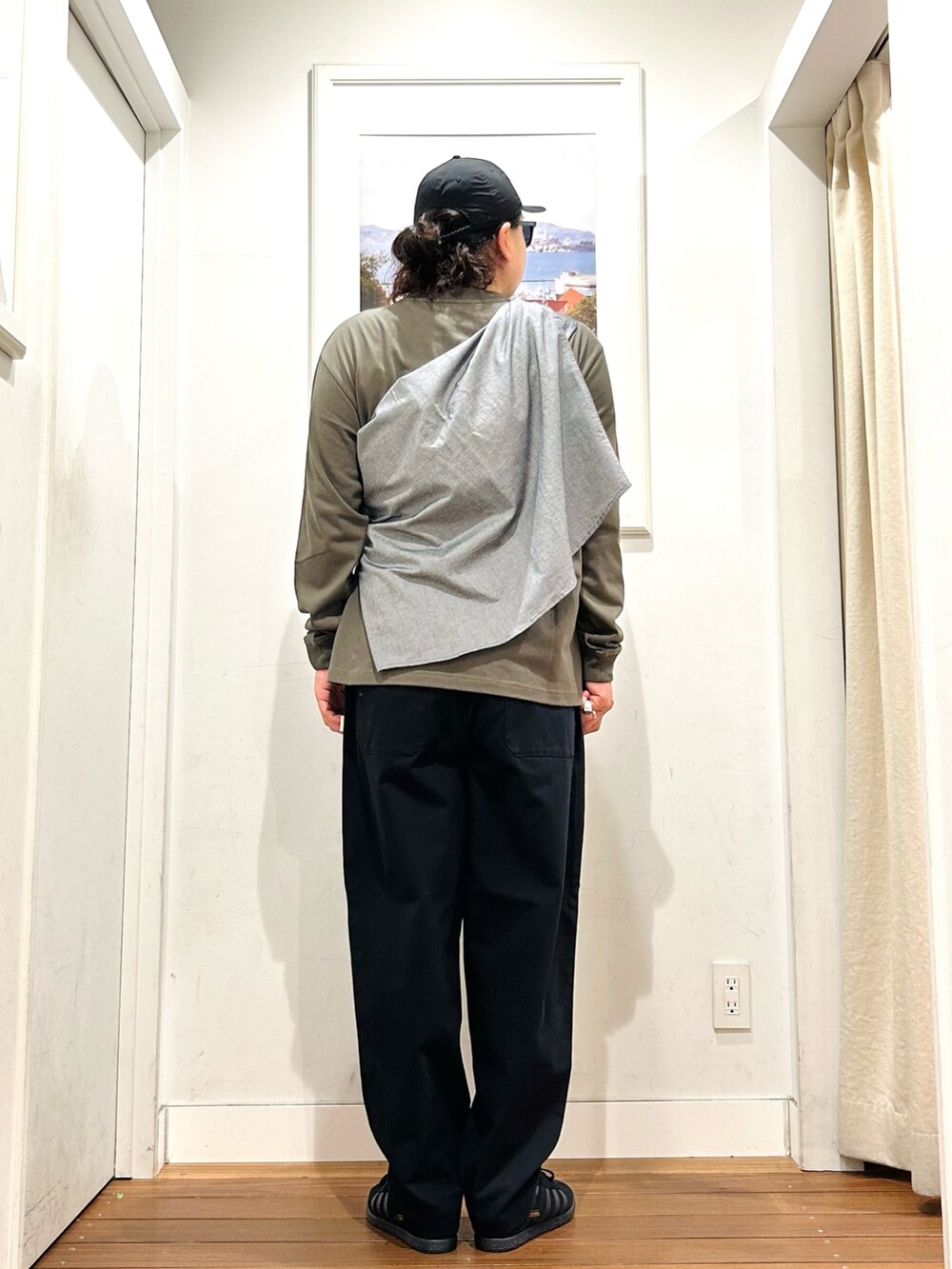 ブラック系のその他パンツ、グレー系のシャツ/ブラウス、グリーン系のTシャツ/カットソーを着用したメンズの夏コーディネートの4枚目の写真