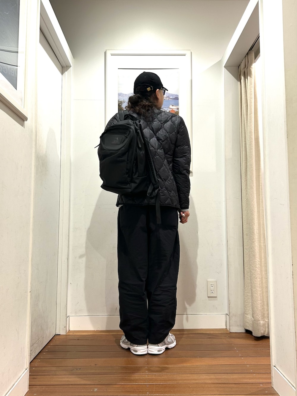 グレー系のスニーカー、ブラック系のその他パンツ、ホワイト系のTシャツ/カットソーを着用したメンズの秋コーディネートの4枚目の写真