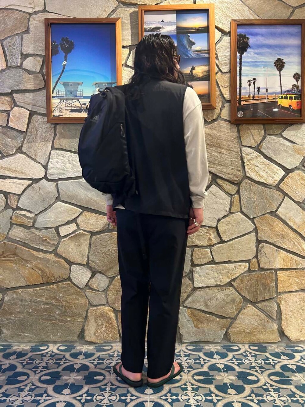 グリーン系のサンダル、ブラック系のその他パンツ、ブラック系のベストを着用したメンズの夏コーディネートの4枚目の写真