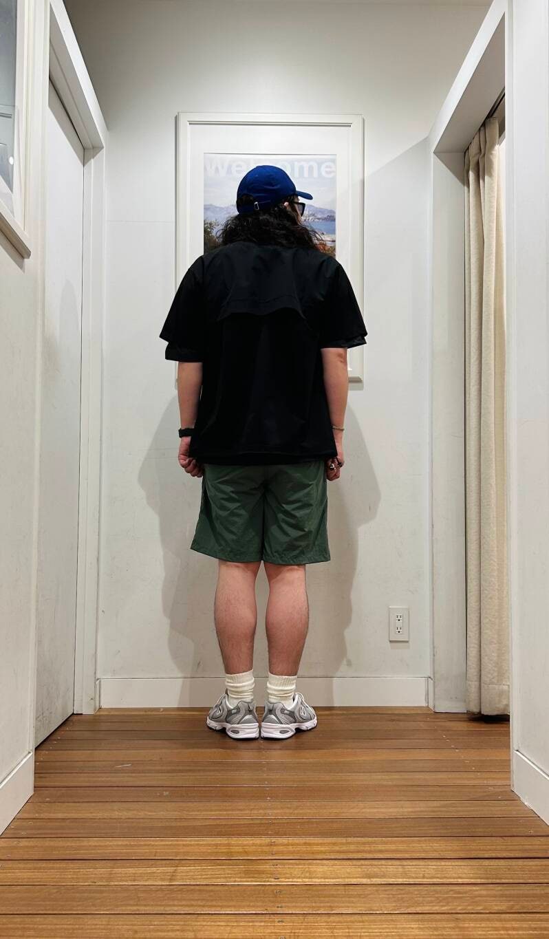 グリーン系のその他パンツ、グレー系のスニーカー、ブラック系のショルダーバッグを着用したメンズの春コーディネートの4枚目の写真