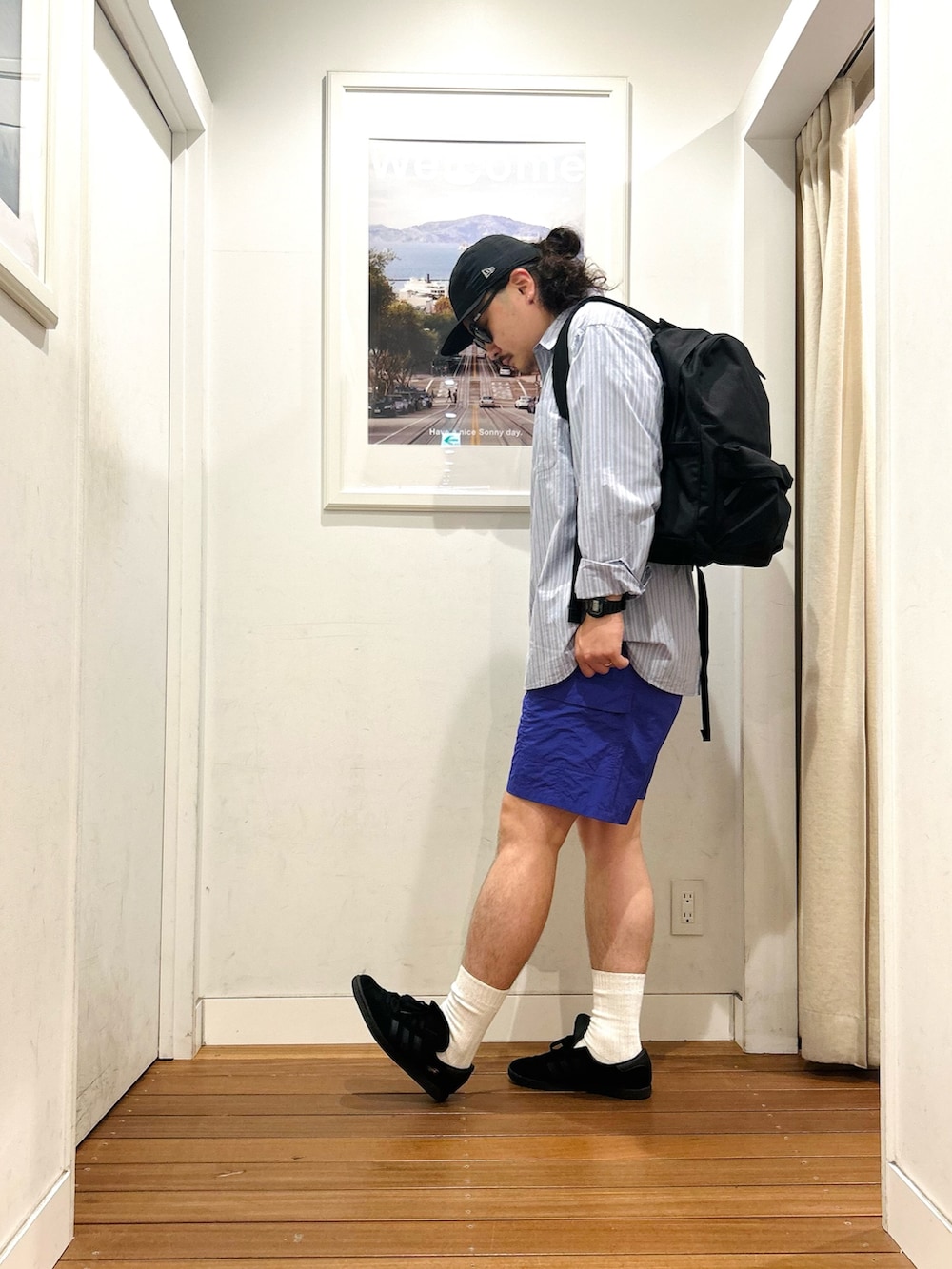 ブルー系のシャツ/ブラウス、ホワイト系のタンクトップ、ブラック系のスニーカーを着用したメンズの秋コーディネートの2枚目の写真