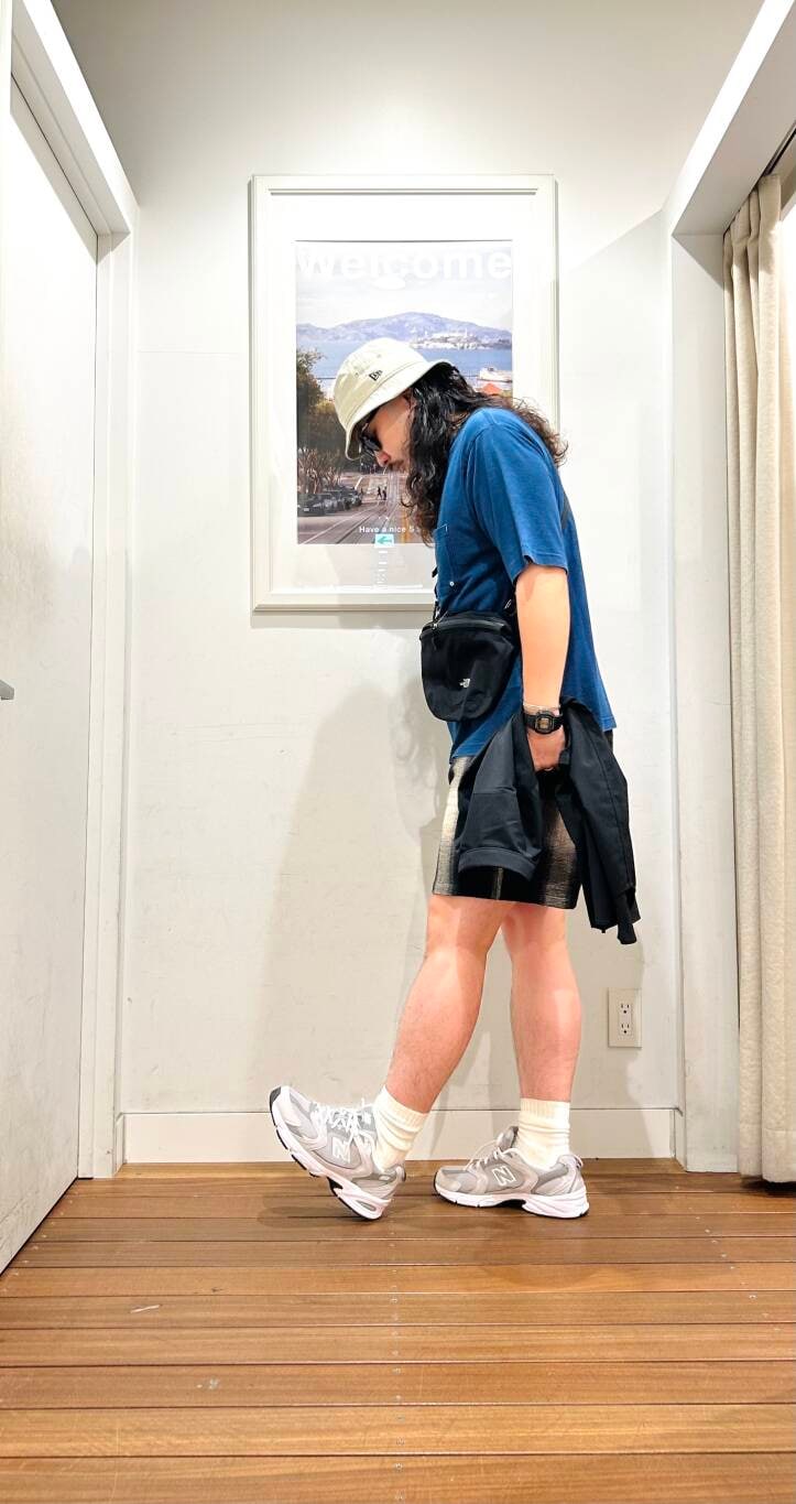 ブラック系のショルダーバッグ、グレー系のスニーカー、ブラック系のシャツ/ブラウスを着用したメンズの夏コーディネートの2枚目の写真