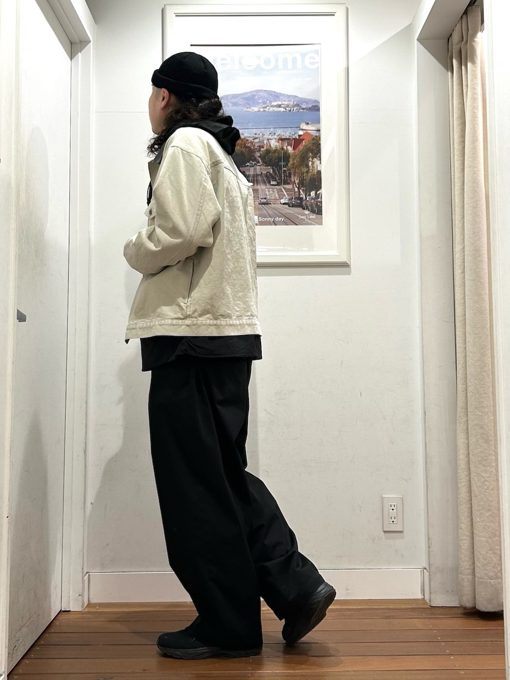 ホワイト系のTシャツ/カットソー、ホワイト系のブルゾンを着用したメンズの冬コーディネートの3枚目の写真