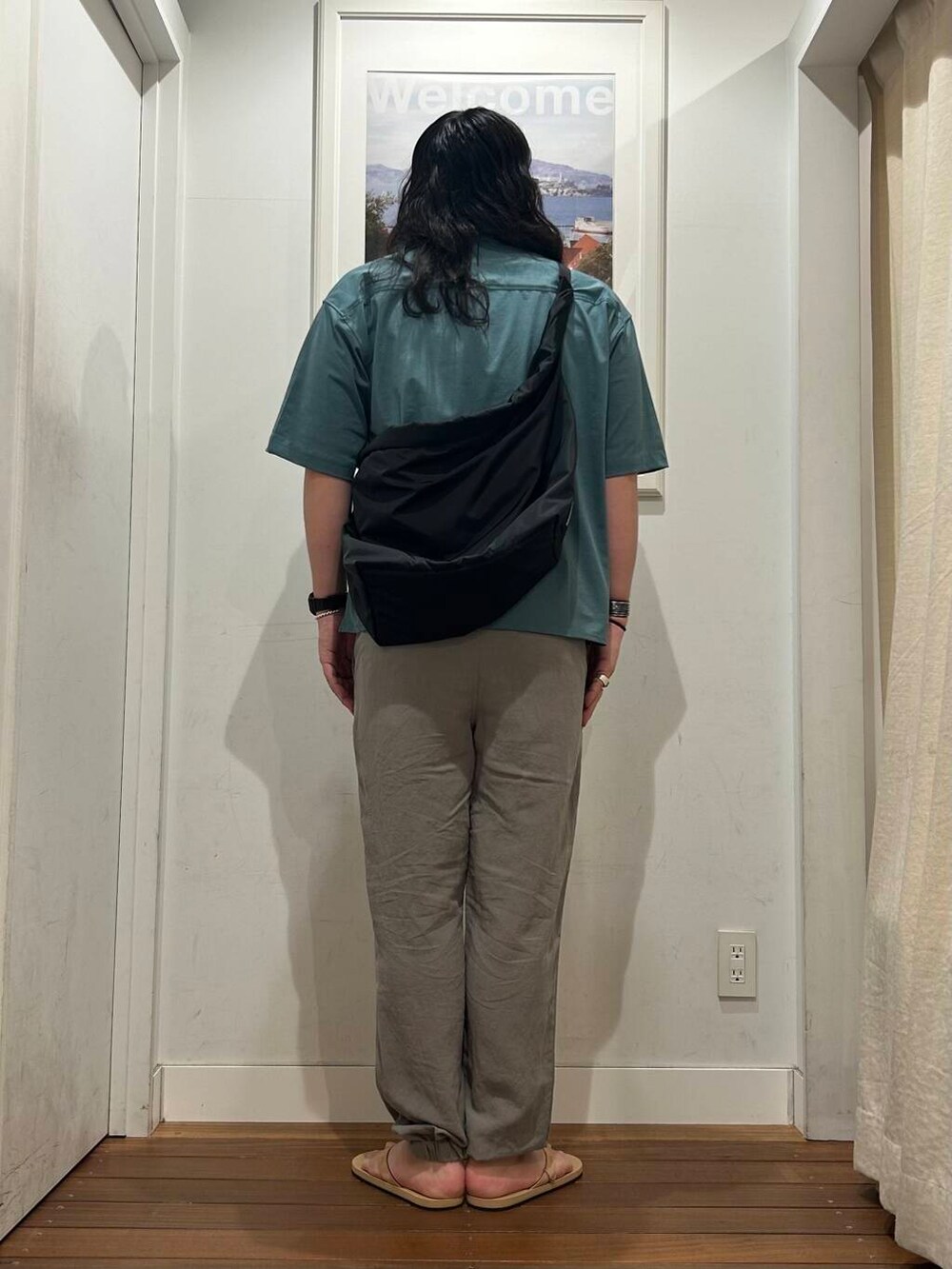 ベージュ系のサンダル、ブラック系のショルダーバッグ、ホワイト系のTシャツ/カットソーを着用したメンズの夏コーディネートの4枚目の写真