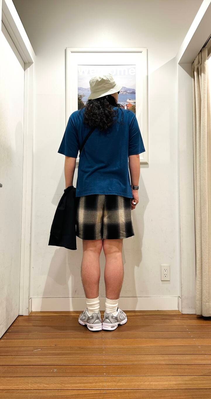 ブラック系のショルダーバッグ、グレー系のスニーカー、ブラック系のシャツ/ブラウスを着用したメンズの夏コーディネートの4枚目の写真