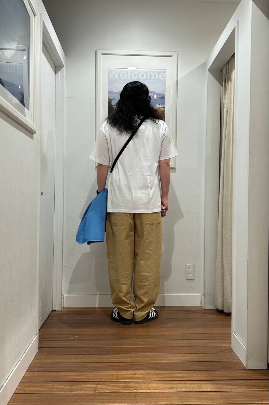 ブルー系のシャツ/ブラウス、ブラック系のショルダーバッグ、ベージュ系のその他パンツを着用したメンズの春コーディネートの4枚目の写真