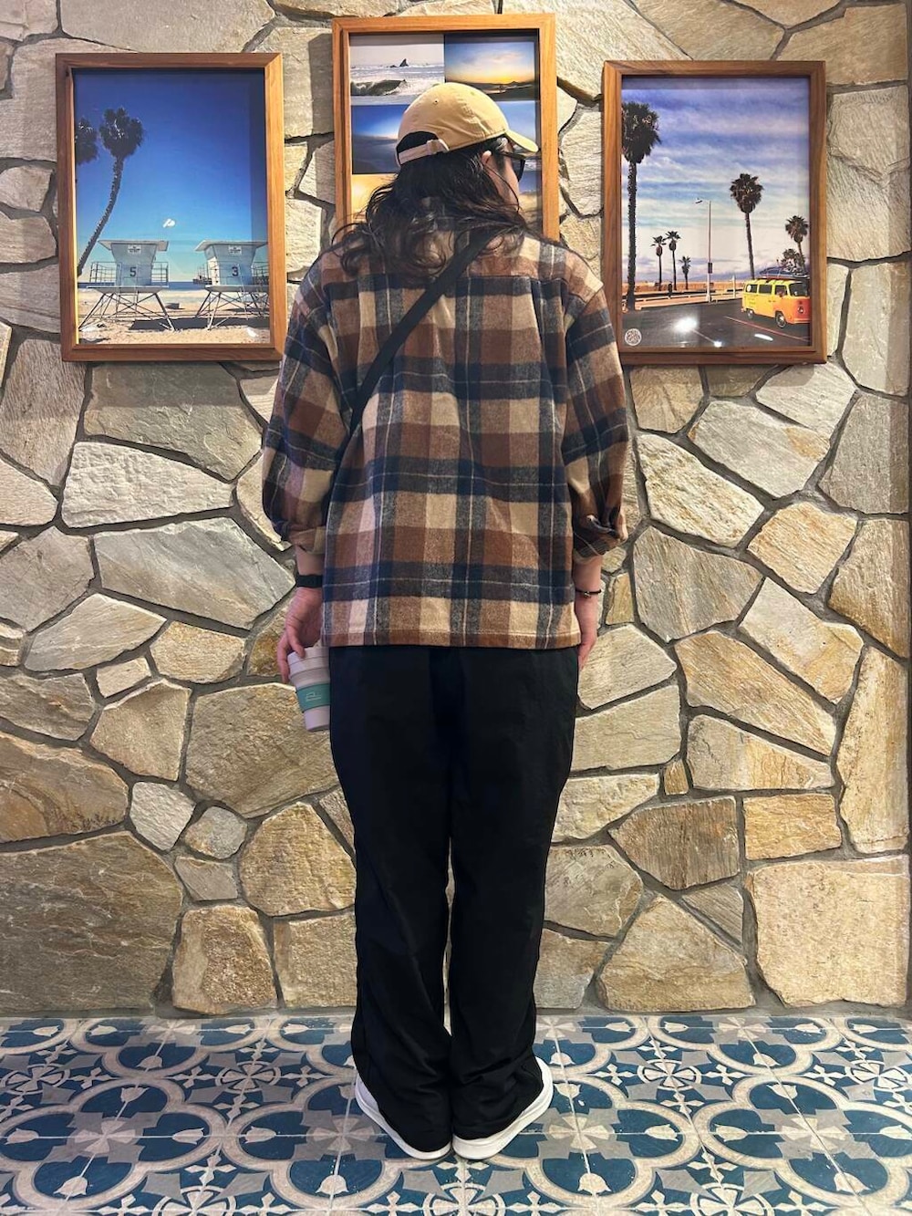 ホワイト系のスニーカー、ブラック系のショルダーバッグ、ブラウン系のシャツ/ブラウスを着用したメンズの秋コーディネートの4枚目の写真