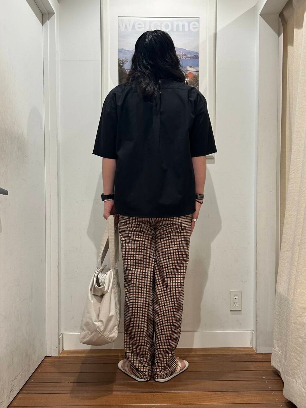 ホワイト系のサンダル、ベージュ系のその他パンツ、ベージュ系のトートバッグを着用したメンズの夏コーディネートの4枚目の写真