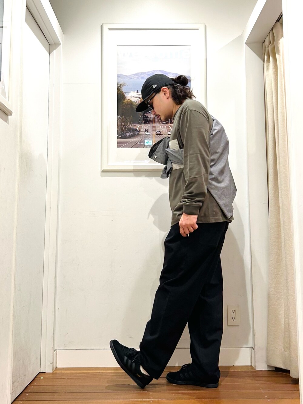 ブラック系のその他パンツ、グレー系のシャツ/ブラウス、グリーン系のTシャツ/カットソーを着用したメンズの夏コーディネートの2枚目の写真