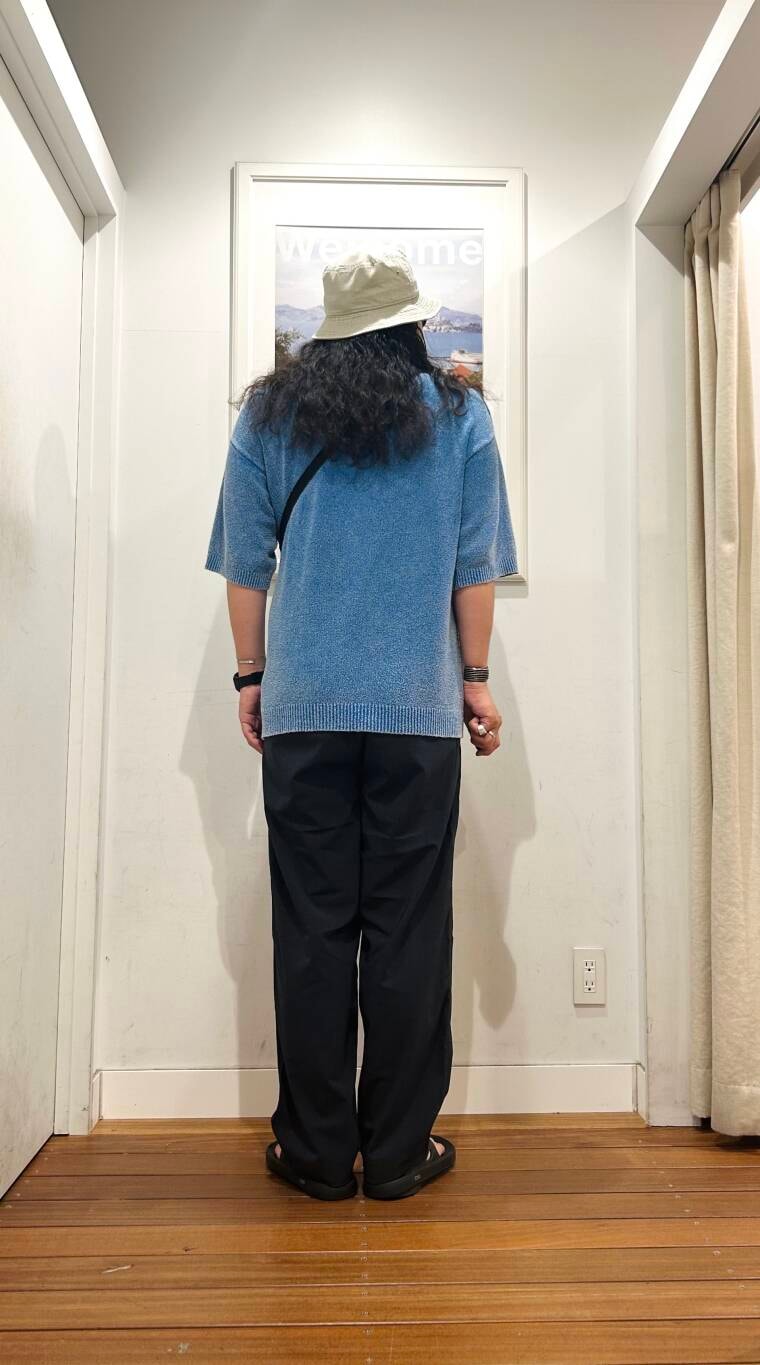 ブラック系のサンダル、ブラック系のショルダーバッグ、ホワイト系のタンクトップを着用したメンズの夏コーディネートの4枚目の写真